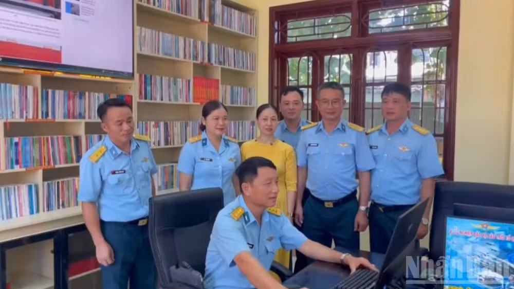 Đồng chí Đại tá Nguyễn Hữu Toàn-Phó Chủ nhiệm Chính trị Quân chủng Phòng không-không quân tham quan Thư viện điện tử Trung đoàn 282.