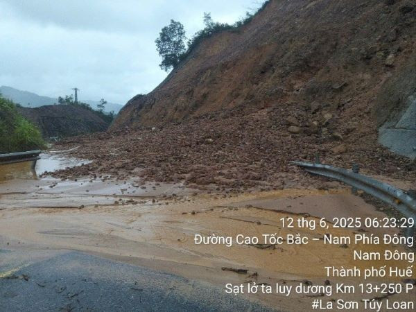 Điểm sạt lở trên đường dẫn vào cao tốc La Sơn-Túy Loan. (Ảnh: nhandan.vn)