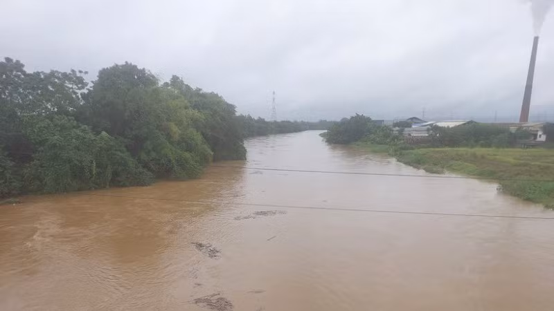 Do mưa lớn nhiều ngày, nước sông Bứa tại huyện Thanh Sơn dâng cao đe dọa đến tính mạng và tài sản của người dân.