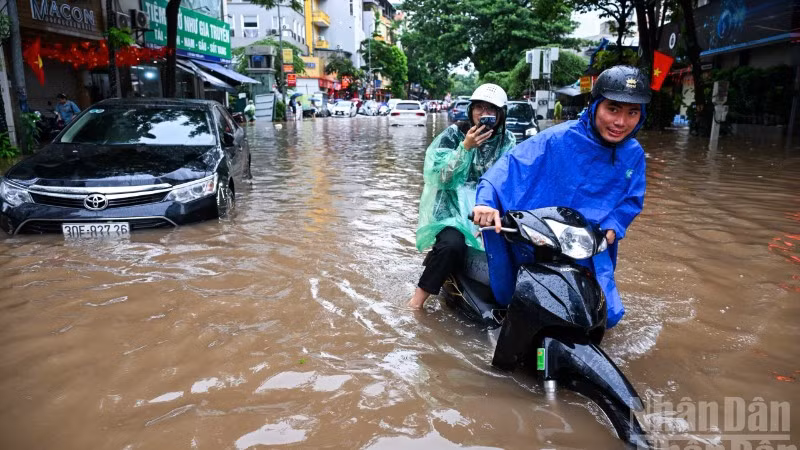 Mưa lũ gây ngập lụt ở nhiều địa phương sau bão số 5. (Ảnh: nhandan.vn)