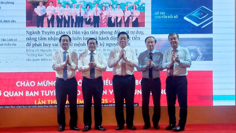 Đồng chí Nguyễn Trọng Nghĩa (giữa) nhấn nút khai trương hệ thống thông tin của Ban Tuyên giáo và Dân vận Trung ương. 