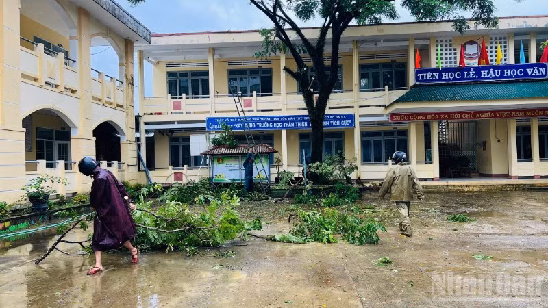 Thiệt hại ban đầu do bão số 13 gây ra tính đến tối 6/11 đã có 2 người bị thương trong lúc gia cố nhà cửa và di chuyển đồ đạc tại phường Quy Nhơn và xã Tuy Phước (tỉnh Gia Lai).