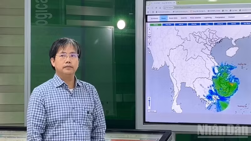Ông Mai Văn Khiêm, Giám đốc Trung tâm Dự báo Khí tượng Thủy văn quốc gia thông tin về bão số 13 đến thời điểm 18 giờ ngày 6/11.