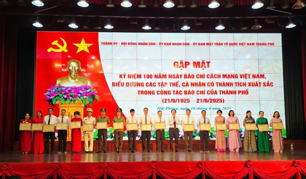 Biểu dương 44 tập thể, cá nhân tiêu biểu.