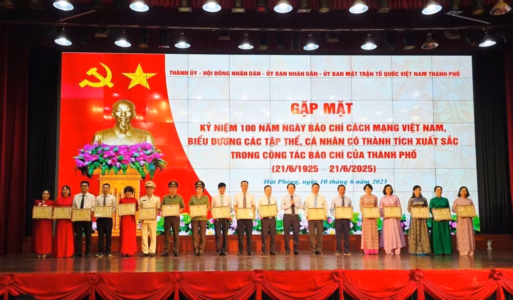 Biểu dương 44 tập thể, cá nhân tiêu biểu.