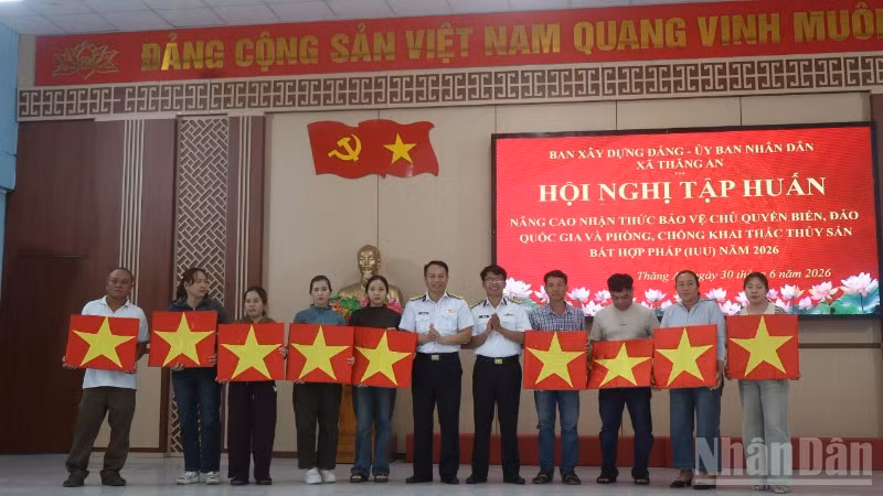 Vùng 3 Hải quân trao tặng cờ Tổ quốc cho ngư dân trên địa bàn xã Thăng An, thành phố Đà Nẵng.