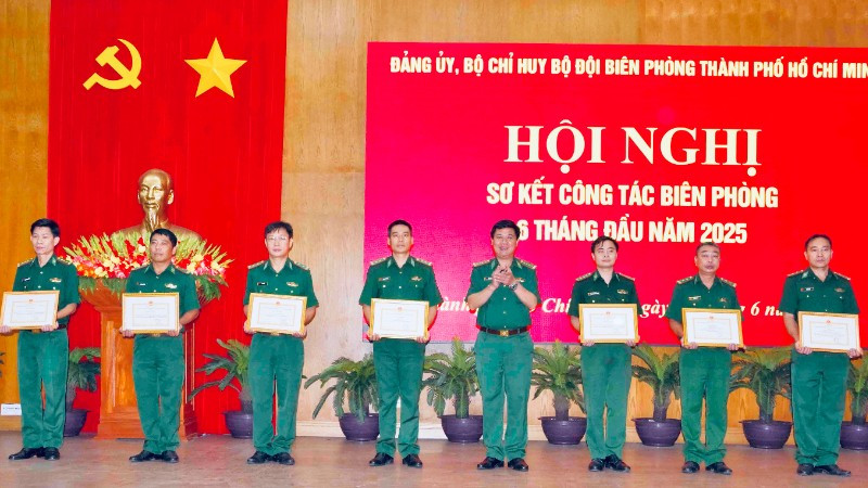 Chỉ huy trưởng Bộ Chỉ huy Biên phòng Thành phố biểu dương những đơn vị có thành tích công tác tốt.