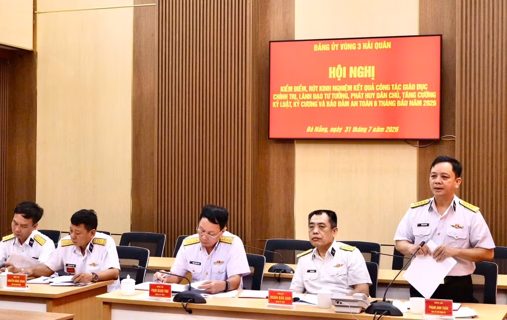 cac-dong-chi-trong-dang-uy-thao-luan-tu-phe-binh-va-phe-binh-voi-tinh-than-dan-chu-thang-than-xay-dung.jpg