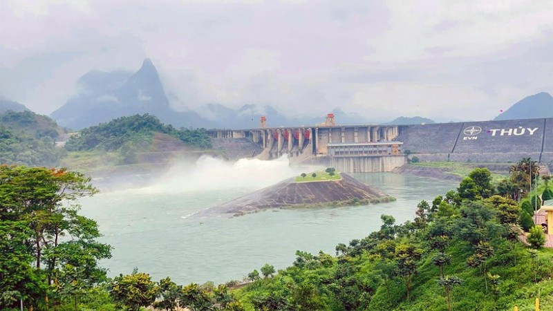 Bộ trưởng Nông nghiệp và Môi trường chỉ đạo Công ty thủy điện Tuyên Quang đóng một cửa xả đáy hồ thủy điện Tuyên Quang kể từ 18 giờ ngày 30/6/2025.