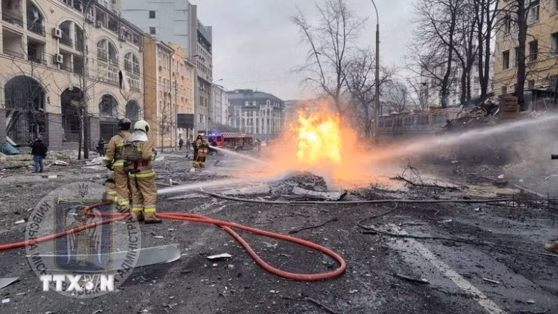 Nhân viên cứu hộ làm nhiệm vụ tại hiện trường vụ tấn công bằng tên lửa của Nga vào Kiev, Ukraine ngày 20/12/2024. (Ảnh: AA/TTXVN)