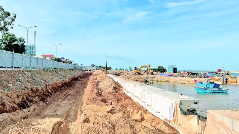 Nhiều hệ thống đê kè được các địa phương gấp rút thi công, bảo đảm phòng, chống lụt bão. (Ảnh minh họa)