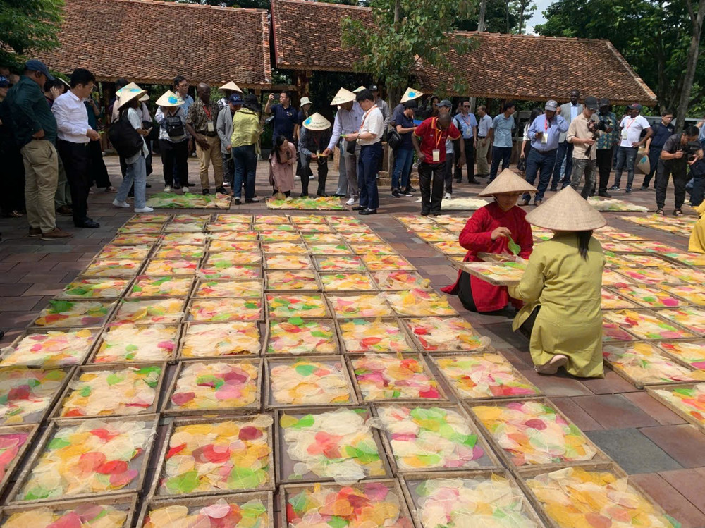 Các đại biểu tham quan, làm việc tại HTX Sinh Dược. a6.jpg