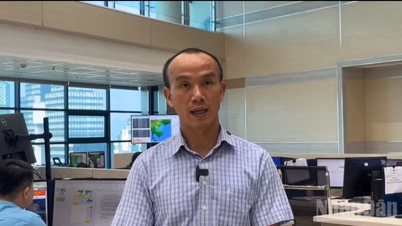 Ông Hoàng Phúc Lâm chia sẻ với báo chí về những dự báo diễn tiến bão số 9.