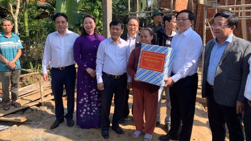 pho-thu-tuong-ho-quoc-dung-kiem-tra-tinh-hinh-sua-chua-nha-o-va-tang-qua-cho-nguoi-dan-tai-hue-ngay-18-12-2025-9161.jpg