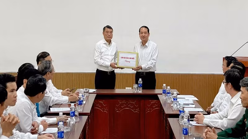 Đồng chí Lê Minh Hưng, Ủy viên Bộ Chính trị, Bí thư Trung ương Đảng, Trưởng Ban Tổ chức Trung ương trao hỗ trợ của lãnh đạo Đảng, Nhà nước cho tỉnh Ninh Bình khắc phục hậu quả bão số 10.