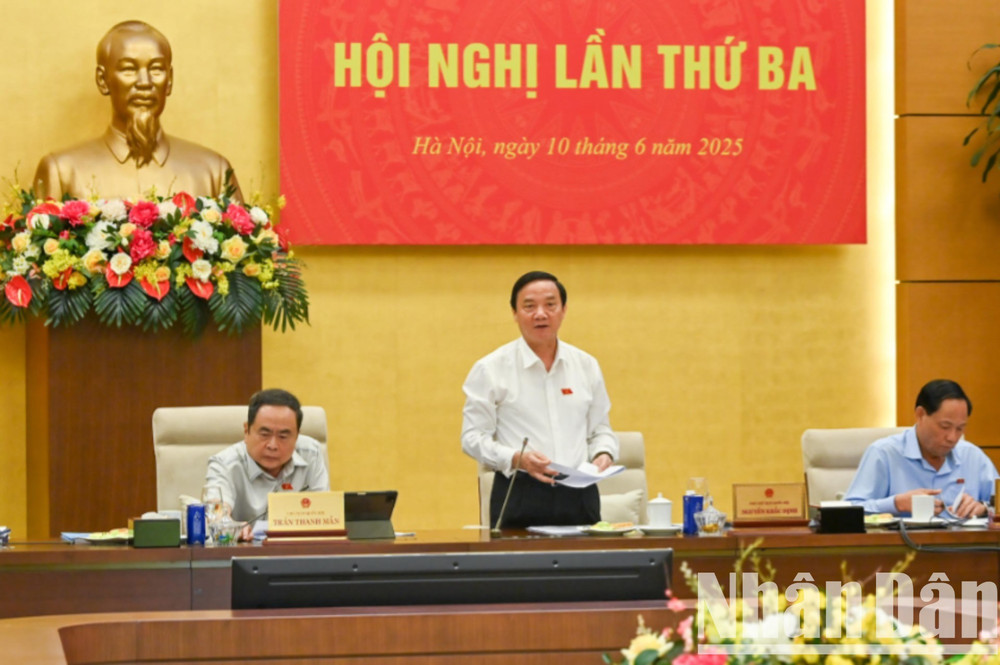 Phó Bí thư Thường trực Đảng ủy Quốc hội, Phó Chủ tịch Quốc hội Nguyễn Khắc Định phát biểu tại Hội nghị. (Ảnh: DUY LINH) unnamed-3-4062.jpg