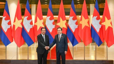 Chủ tịch Quốc hội Trần Thanh Mẫn và Chủ tịch Thượng viện Campuchia Hun Sen. (Ảnh: Duy Linh)