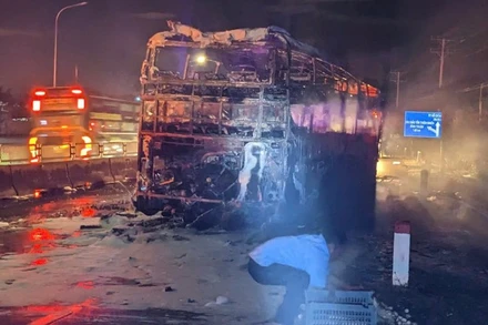 Chiếc xe bốc cháy.