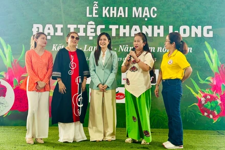 Nghệ sĩ Thanh Thúy đang hướng dẫn nông dân bán hàng trên mạng