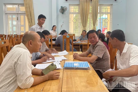 Người dân đến làm thủ tục để nhận tiền đền bù.