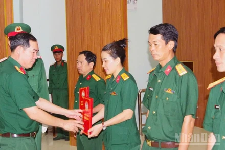 Trao quyết định cho sĩ quan về địa phương.