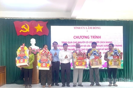 Bí thư Tỉnh ủy Lâm Đồng tặng quà cho người có hoàn cảnh khó khăn.