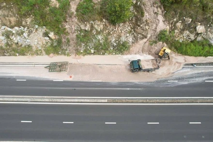 Vị trí cát tràn xuống cao tốc.