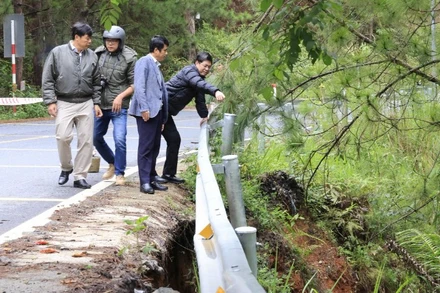 Cơ quan chức năng kiểm tra sạt trượt mới tại đèo Mimosa.