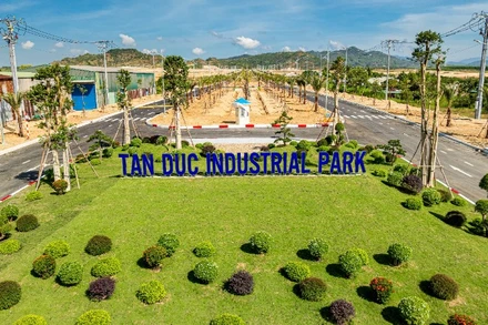 Khu công nghiệp Tân Đức (xã Tân Minh), với quy mô 300ha, tổng vốn đầu tư 1.200 tỷ đồng.