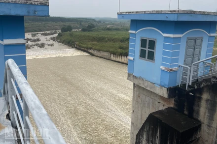 Hồ sông Dinh 3 (xã Tân Hải) đang xả lũ.