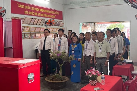 Đơn vị bầu cử số 2 (khu phố 3, phường Bình Thuận) tổ chức bỏ phiếu sớm.