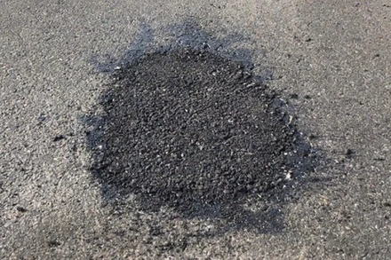 Đường cao tốc Vĩnh Hảo-Phan Thiết xuất hiện nhiều ổ gà.