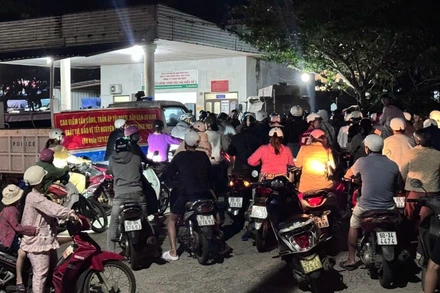 Người dân chờ đổ xăng.