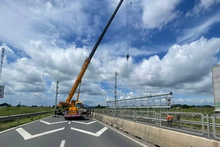 Thi công giá long môn là một khung giàn để lắp các camera giao thông và bảng điện tử trên cao tốc.