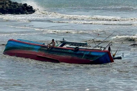 Tàu cá bị chìm ở cảng La Gi.