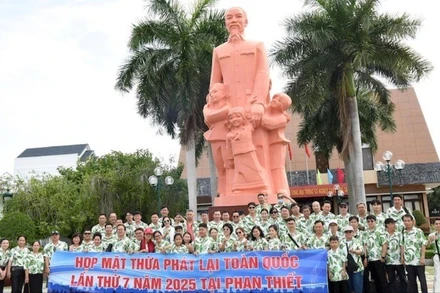 Các đại biểu dâng hương tại trường Dục Thanh.