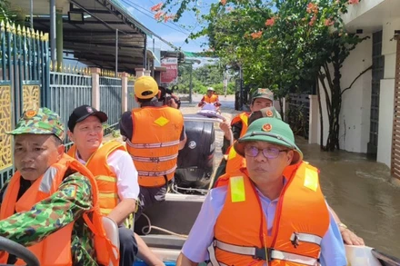 Phó Chủ tịch Ủy ban nhân dân tỉnh Lâm Đồng Nguyễn Minh đến trực tiếp địa phương bị ảnh hưởng.