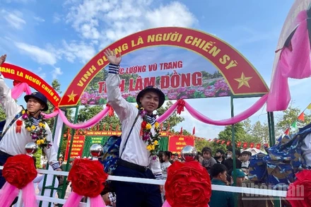 Thanh niên tươi cười trước giờ nhập ngũ.