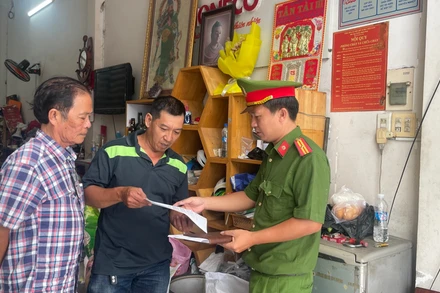 Công an tuyên truyền đến từng nhà dân.