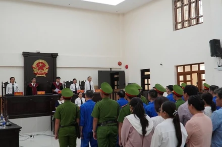 Phiên tòa xét xử 26 bị cáo.