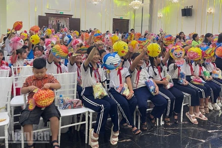 Các em thiếu nhi tham gia chương trình.