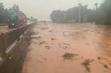 Hiện trường cát đỏ tràn xuống Quốc lộ 1.