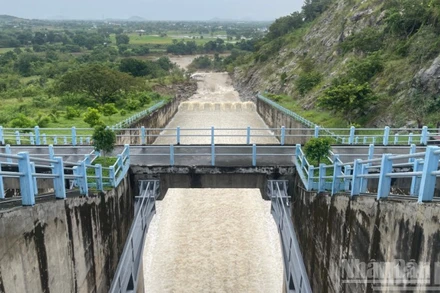 Hồ Sông Quao đang xả lũ.