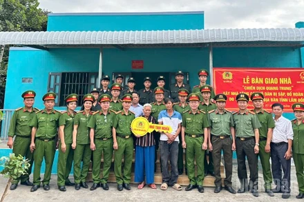 Bà Nguyễn Thị Sáng (thôn Phú Thành) bên căn nhà mới.