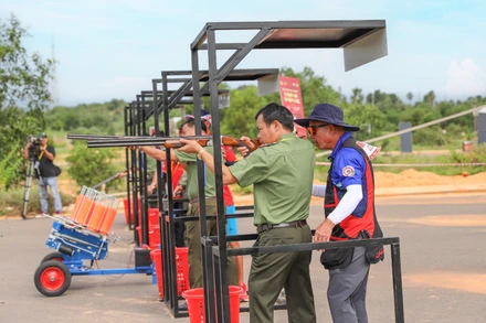 Các chiến sĩ Công an nhân dân đang thi bắn súng.