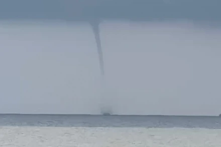 Vòi rồng xuất hiện ngoài biển Lâm Đồng.