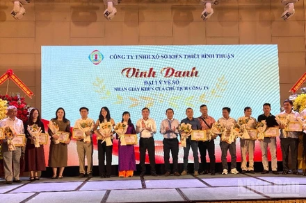 Công ty trao bằng khen cho các đại lý.