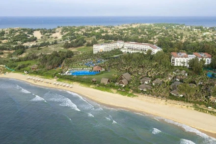 Khu nghỉ dưỡng Muine bay (phường Mũi Né) nhìn từ trên cao.