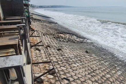 Nhiều cơ sở kinh doanh cơi nới lấn chiếm bờ kè.