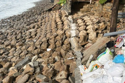 Bờ kè khu phố Hàm Tiến 1 bị hư hỏng nặng.